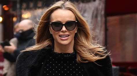 Amanda Holden stuns in tiny string bikini as she soaks up sun in。